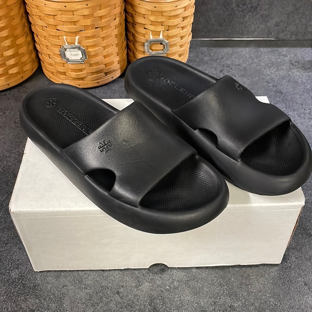 TORY BURCH SHOWER SANDALS.